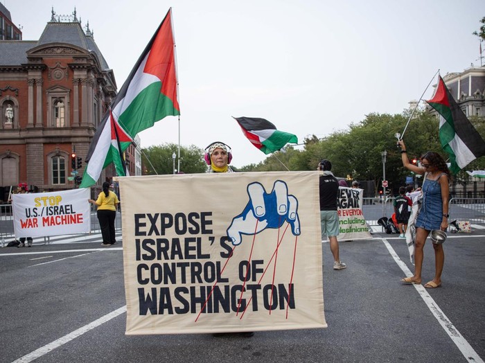 Massa pro-Palestina berdemo di luar Gedung Putih memprotes kunjungan Netanyahu (dok. Mehmet Eser/Anadolu via Getty Images)