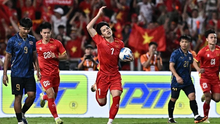 Vietnams forward Dinh Bac Nguyen reacts after scoring a goal during the mens football final match between Thailand and Vietnam during the 33rd Southeast Asian Games (SEA Games) at Rajamangala National Stadium in Bangkok on December 18, 2025. (Photo by Lillian SUWANRUMPHA / AFP)