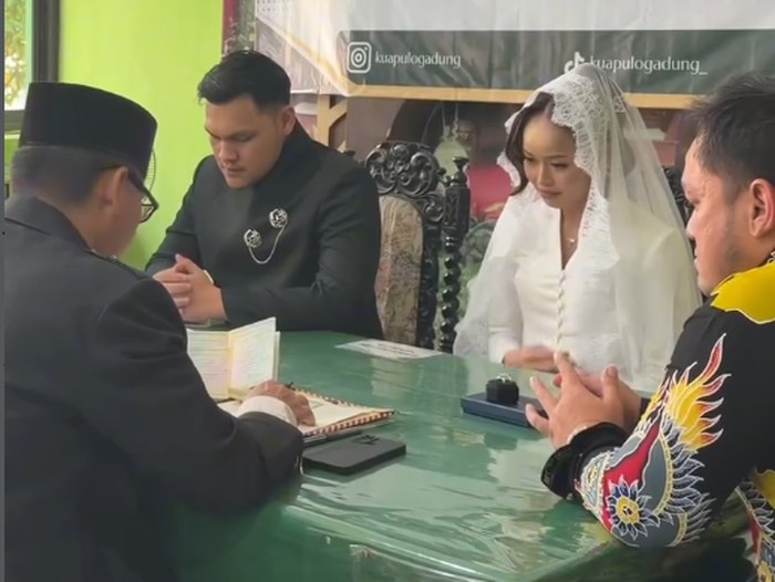 Viral momen pengantin gen z menikah gratis di KUA Pulogadung, pasangan ini tampil elegan modal kebaya Rp 500 Ribu.