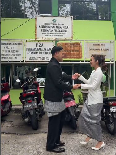Viral momen pengantin gen z menikah gratis di KUA Pulogadung, pasangan ini tampil elegan modal kebaya Rp 500 Ribu.