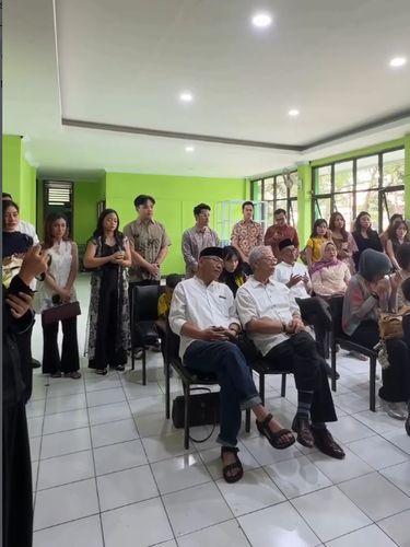 Viral momen pengantin gen z menikah gratis di KUA Pulogadung, pasangan ini tampil elegan modal kebaya Rp 500 Ribu.