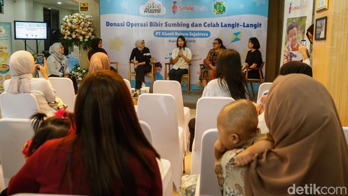 Sebanyak 17 anak menjalani operasi bibir sumbing gratis di RS Hermina Bogor. Program ini membantu meningkatkan kesehatan, fungsi bicara, dan kepercayaan diri anak.
