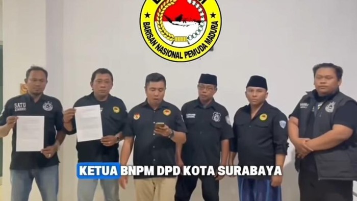OPrmas BNPM yang diduga menggeruduk ruko di Surabaya angkat bicara melalui video klarifikasi. Mereka membantah disebut preman.