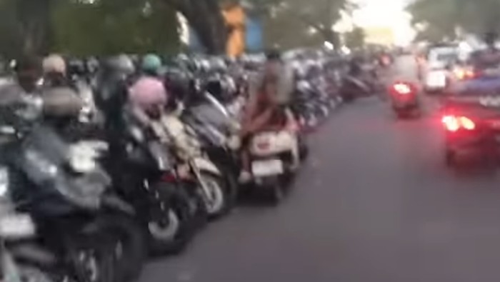 Parkiran saat ada event depan Mal Phinisi Point (Pipo) Makassar kerap picu kemacetan.