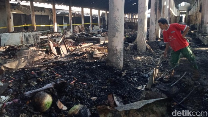 Pedagang Paser Bayat, Klaten mengecek lapak setelah kebakaran, Selasa (28/7/2026).