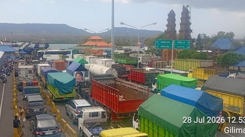 Antrean kendaraan yang terjadi di dalam wilayah Pelabuhan Gilimanuk akibat penundaan penyebrangan di Selat Bali, Selasa (28/7/2026).