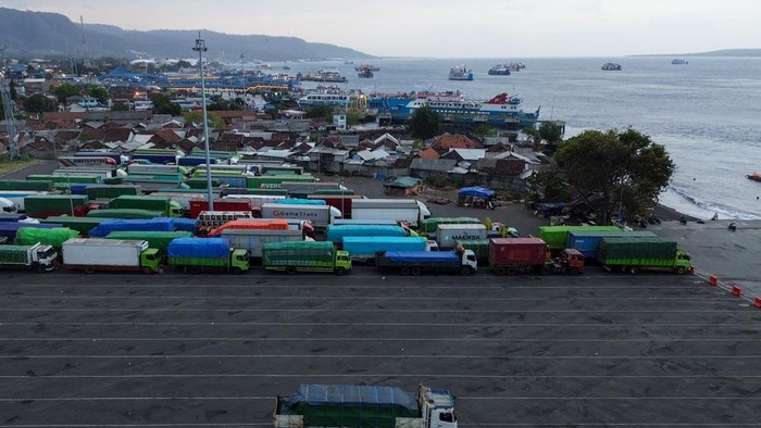 Gambar udara bufezone di Dermaga Bulusan saat penutupan Pelabuhan Ketapang akibat cuaca ekstrem