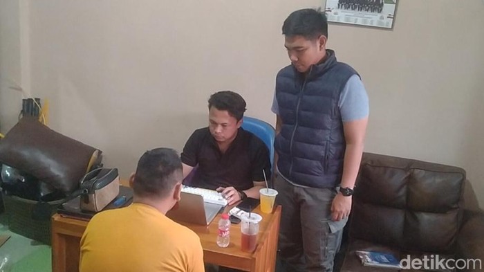 Pelaku pembunuhan perangkat desa di Pekalongan saat dimintai keterangan polisi.