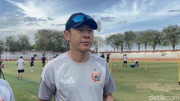 Pelatih Persija Shin Tae-yong Pelatih Persija Shin Tae-yong
