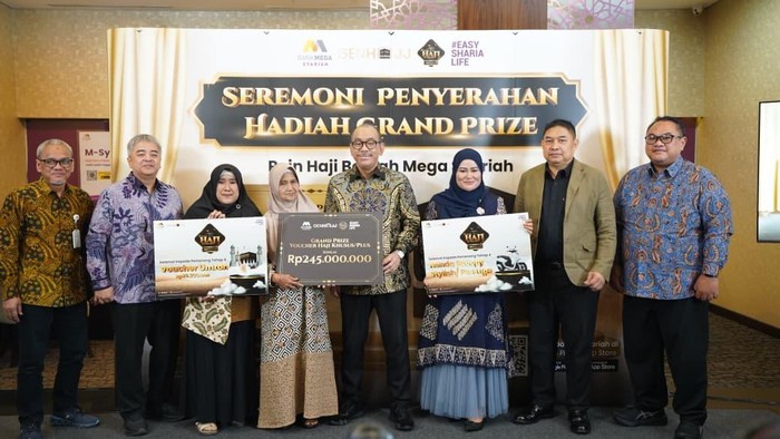 Bank Mega Syariah memberikan hadiah utama berupa voucher haji khusus senilai Rp 245 juta kepada salah satu nasabah Tabungan Haji.