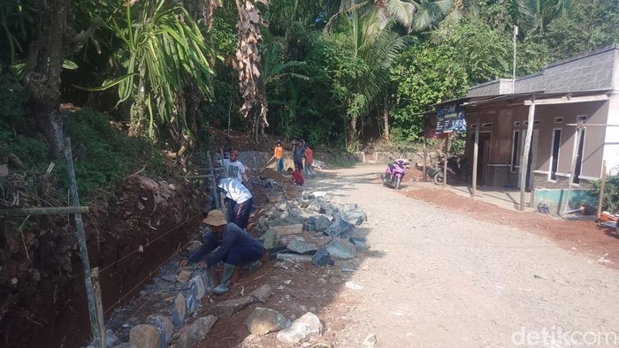 Pemerintah Desa Sukanegara, Kecamatan Gunungkencana, Kabupaten Lebak, mengatakan anggaran di desa terbatas untuk memperbaiki jalan yang rusak. (Arief/detikcom).