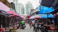 Warga membeli kebutuhan pangan di pasar tradisional di Jakarta, Selasa (28/7/2026).