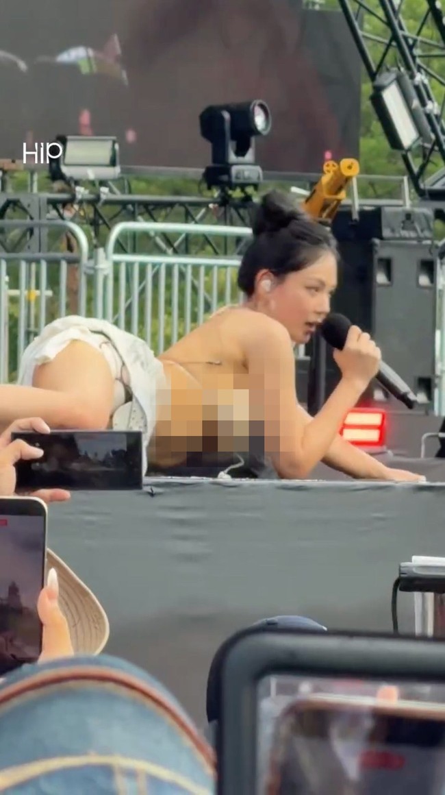 “BIBI memang selalu ingin ke arah sana jadi aku tidak heran. Terlepas dari itu, aku rasa industri hiburan semakin murahan,” “Ini penampilan 19+ jadi siapa yang peduli? Orang yang merekam dan mengunggahnya adalah masalahnya,” komentar netizen di forum komunitas Korea. Foto: Instagram