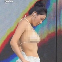 Cuplikan BIBI membuka ritsleting secara sensual hingga mengekspos tubuh seksi berbalut bikini sontak viral. Tak sedikit netizen yang mengaku risih hingga mengecamnya. Foto: Instagram