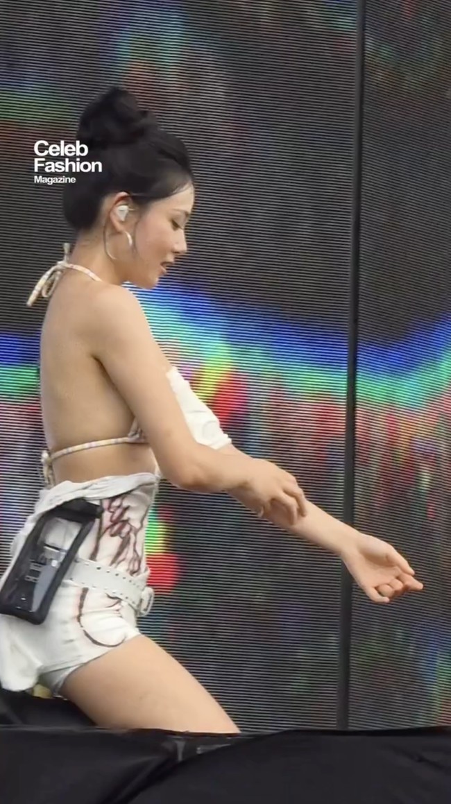 Pelantun Best Lover itu naik ke atas panggung berbalut jumpsuit berwarna putih yang dipadukan dengan belt serasi. Di tengah pertunjukan, ia memanaskan suasana dengan membuka ritsleting jumpsuit yang dikenakannya. Foto: Instagram