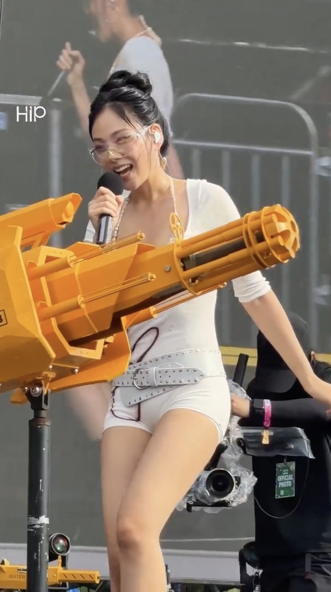 Penyanyi Korea BIBI yang identik dengan imej seksi menuai kontroversi publik. Aksi panggungnya di festival musik Waterbomb 2026 Seoul dinilai kelewat provokatif. Foto: Instagram