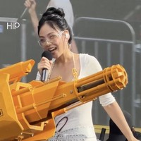 Penyanyi Korea BIBI yang identik dengan imej seksi menuai kontroversi publik. Aksi panggungnya di festival musik Waterbomb 2026 Seoul dinilai kelewat provokatif. Foto: Instagram