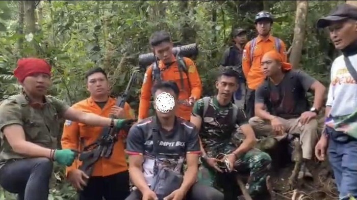 pendaki yang bawa senapan ke Gunung Dempo saat diamankan petugas gabungan