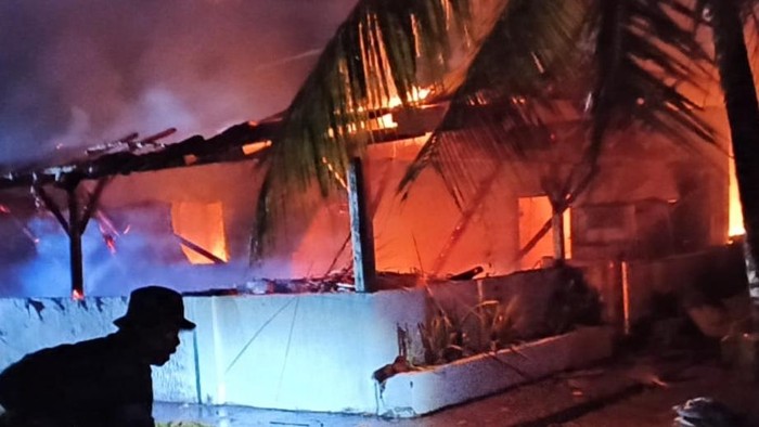 Penginapan Paradise Surf Camp di Lampung terbakar.