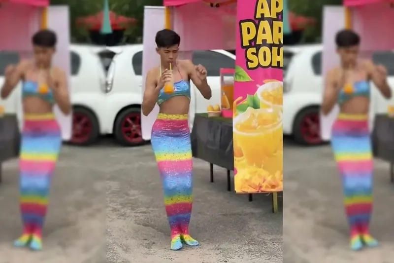 Penjual Minuman Jadi Putri Duyung Seksi Demi Promosi