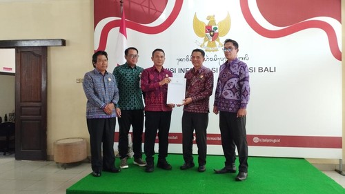 Penyerahan penghargaan desa dengan keterbukaan informasi publik di kantor Komisi Informasi Provinsi Bali, Selasa (28/7/2026). (Foto: Dok. Pemkab Gianyar)