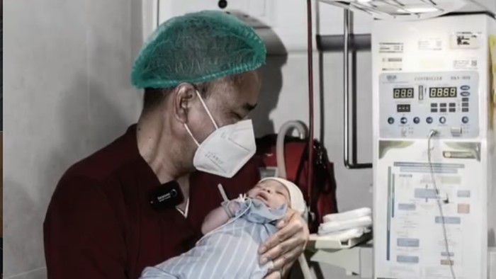 Perjuangan tak mengkhianati hasil. Setelah 10 kali program IVF, pasangan suami istri Samarinda bersyukur menyambut kelahiran bayi impian di usia 64 tahun.