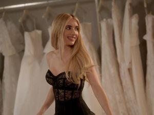 Gaya Unik Emma Roberts Saat Pernikahan, Pakai Gaun Vintage Warna Hitam