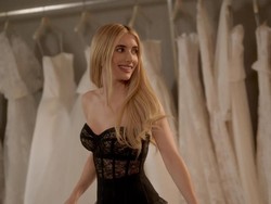 Gaya Unik Emma Roberts Saat Pernikahan, Pakai Gaun Vintage Warna Hitam