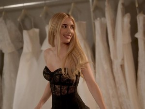 Gaya Unik Emma Roberts Saat Pernikahan, Pakai Gaun Vintage Warna Hitam