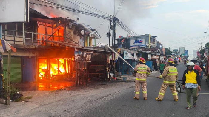 Personel melakukan pemadaman api.