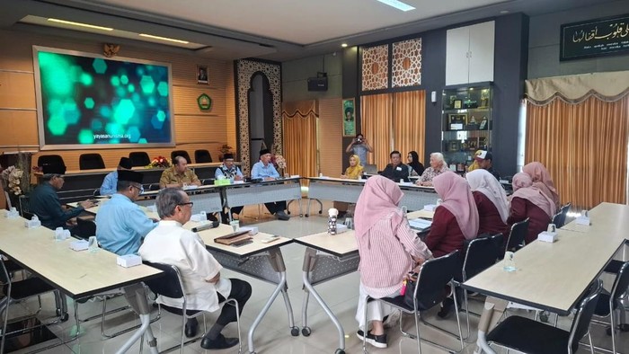 Pertemuan antara Disnaker, RSI Unisma, dan para pegawai.