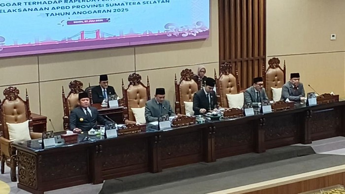 Pimpinan DPRD dan Gubernur Sumsel saat menggelar rapat paripurna Pertanggungjawaban APBD 2025