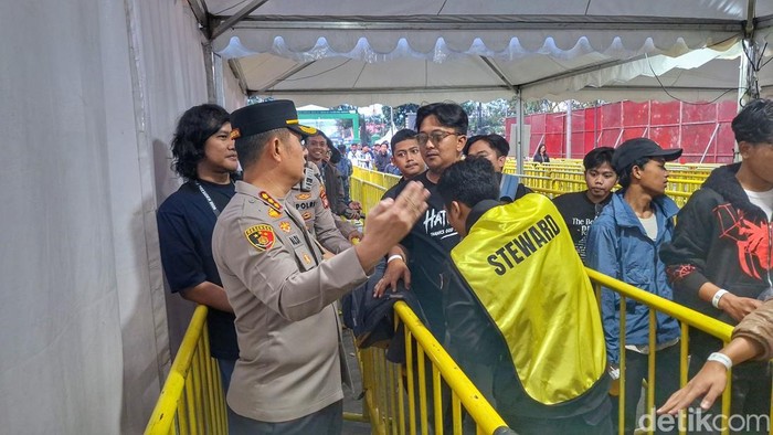 Polisi melakukan pemeriksaan di pintu masuk Stadion Si Jalak Harupat