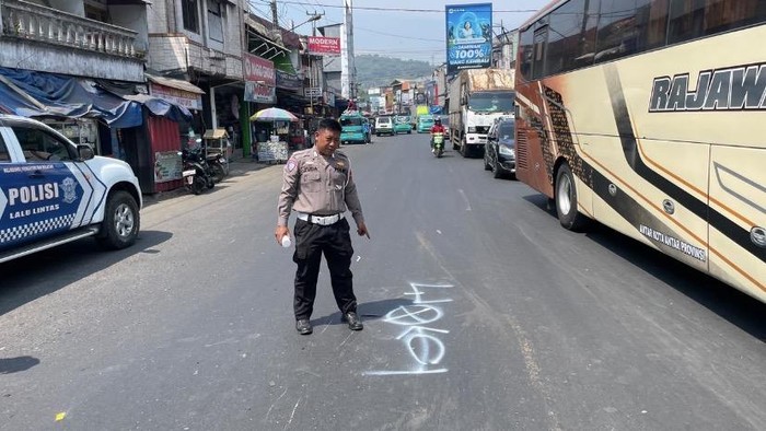 ScreenshoPolisi saat olah tkp kecelakaan maut di Sukabumi t