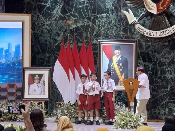 Pramono bertemu tiga anak SD pemenang lomba Jakarta Robotic Games 2026 (Belia/detikcom)