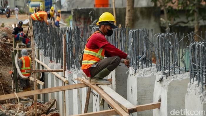 Pekerja menyelesaikan rekonstruksi Jalan Enggram di kawasan Sawangan, Kota Depok, Selasa (28/7/2026). Ruas jalan tersebut dibangun sebagai jalur alternatif untuk mengurangi kepadatan lalu lintas di jalan utama.