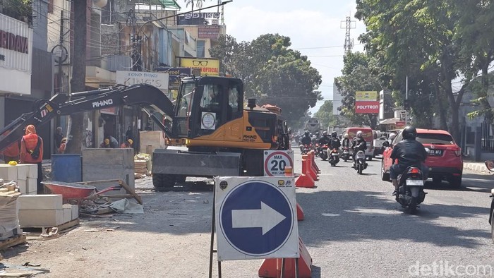 Proyek pembangunan  halte BRT di Cicadas dan Jalan Jakarta