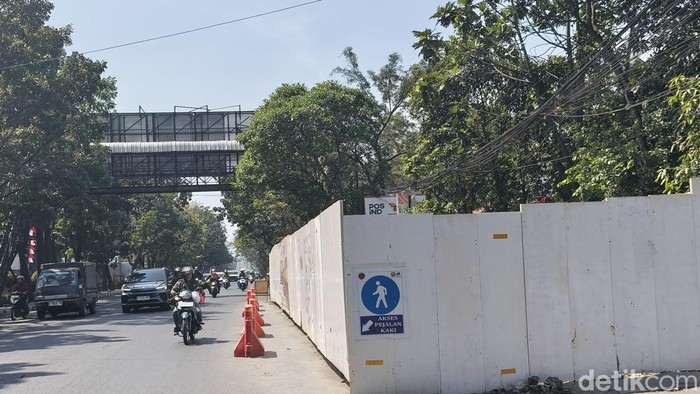 Proyek pembangunan  halte BRT di Cicadas dan Jalan Jakarta