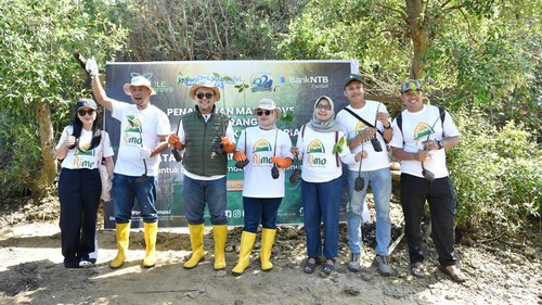 PT Bank NTB Syariah menggelar aksi penanaman mangrove di kawasan Ekowisata Mangrove Desa Paremas, Kecamatan Jerowaru, Lombok Timur. (Foto: Dok. Bank NTB Syariah)