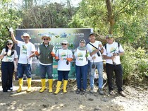 Rayakan HUT ke-62, Bank NTB Syariah Tanam Mangrove di Pesisir Paremas