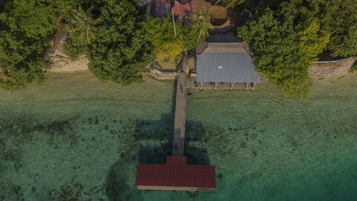 Foto udara Pulau Meti Cottage di Kecamatan Tobelo, Kabupaten Halmahera Utara, Maluku Utara, Selasa (28/7/2026). Destinasi wisata yang dikembangkan warga setempat tersebut menjadi salah satu tujuan wisatawan lokal dan mancanegara berkat keindahan bawah lautnya dengan jumlah kunjungan sekitar 100 wisatawan per hari, menurut pengelola. ANTARA FOTO/Andri Saputra/kye
