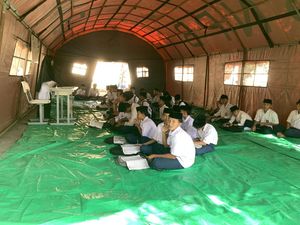 Ruang Kelas Terbakar, Siswa Mts Nujumul Huda Lombok Barat Belajar di Tenda
