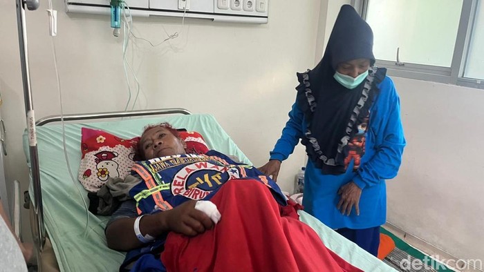 Achmad Zaenuri alias Zaenal (68), relawan di Mojokerto saat dirawat di RSUD dr Wahidin Sudiro Husodo setelah digigit ular kobra