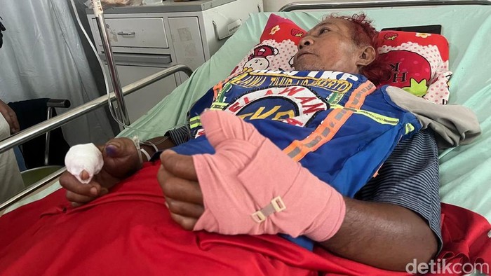 Achmad Zaenuri alias Zaenal (68), relawan di Mojokerto saat dirawat di RSUD dr Wahidin Sudiro Husodo