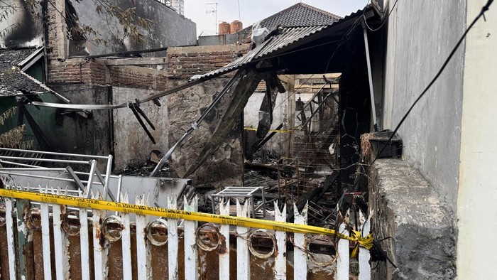 Rumah terbakar di Pulogadung, Jaktim, tewaskan kakak dan adik (Adhfar/detikcom)