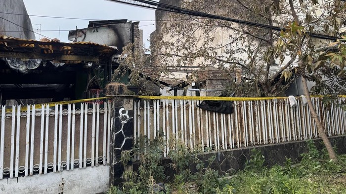 Rumah terbakar di Pulo Gadung, Jaktim, menewaskan kakak dan adik. (Adhfar/detikcom)