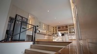 Belok kanan dari pantry tadi ada anak tangga yang menghubungkan ke partry yang lebih besar atau dapurnya. Kitchen set di area ini cukup besar, sekitar setengah ruangan. Di tengah ruangan terdapat kitchen island yang hanya memiliki 3 kursi. Desain meja makan ini tampak personal. Bisa dibayangkan Aaliyah, Thariq, dan anak mereka Arash makan bersama di sana. Foto: YouTube/Thariq Halilintar