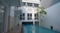 Di samping rumah, terdapat kolam renang panjang yang tembus hingga ke area bawah rumah. Kolam renang ini yang dilihat keluarga mungil itu saat berada di pantry atas. Foto: YouTube/Thariq Halilintar