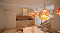 Di belakang living room terdapat meja makan yang muat 8-10 orang. Di ujung meja terdapat pantry kecil yang terdiri dari rak, alat penghisap asap, dan wastafel. Foto: YouTube/Thariq Halilintar