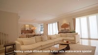 Ruang tamu di rumah mereka sengaja dibuat luas. Harapannya ketika teman-teman dan keluarganya datang, semua bisa berkumpul di satu tempat. Foto: YouTube/Thariq Halilintar